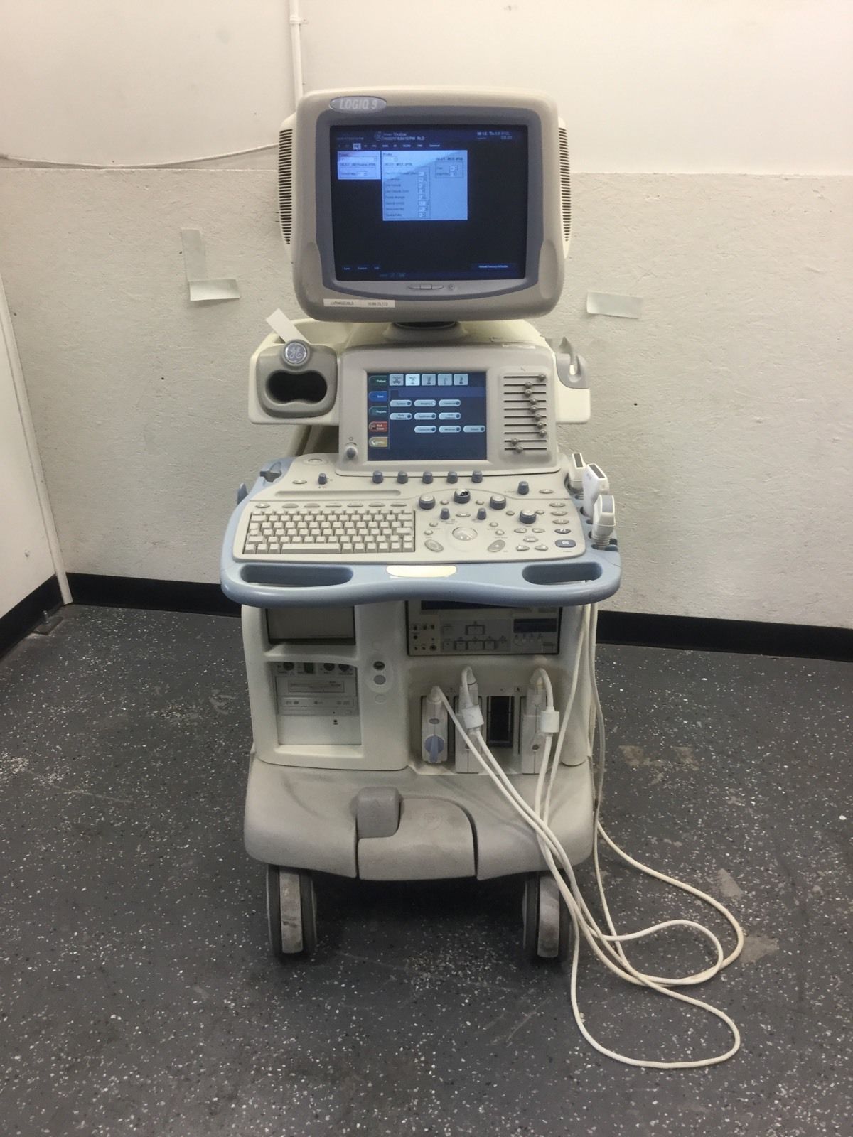 GE Logiq 9 Ultrasound 2003 BT03 + 8L + M12L + 3.5C DIAGNOSTIC ULTRASOUND MACHINES FOR SALE
